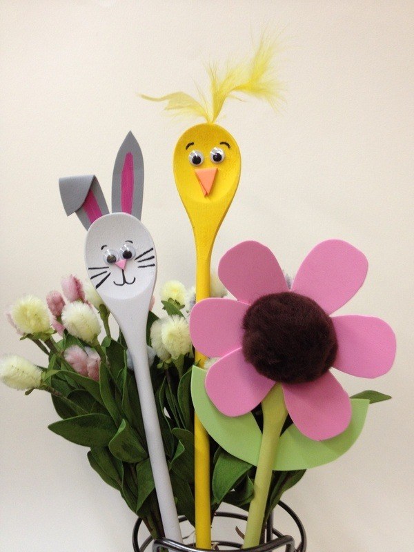 easy ideas DIY easter decorations kids crafts wooden spoon bunny flower chicken