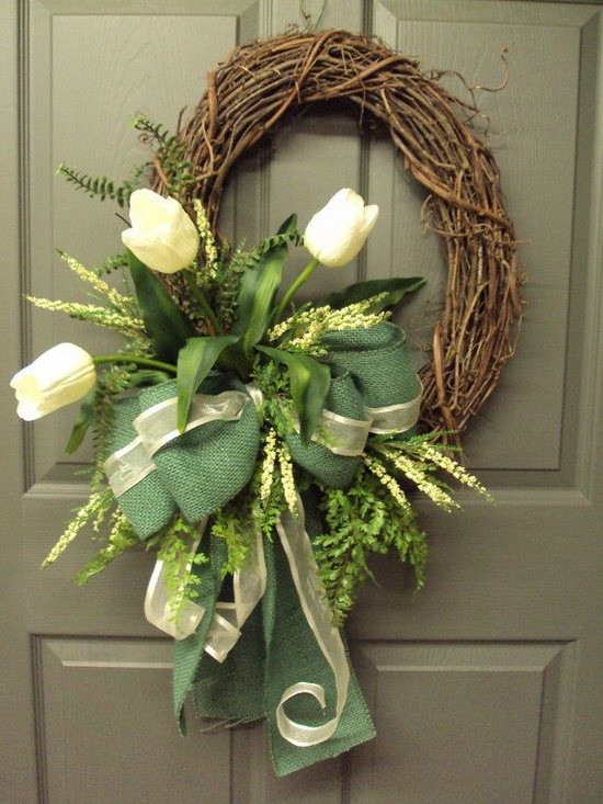 front door decor ideas with flowers white tulips green ribbons