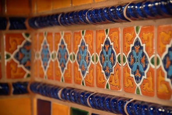 kitchen backsplash-ideas-mexican-tiles-orange-blue