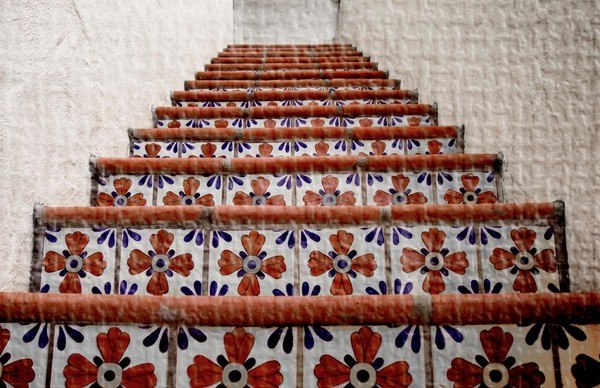 mexican-tiles-floral-motif-staircase-decoration-ideas