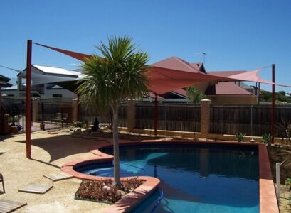 Pool-shade-ideas-sails-modern-patio-decoration-garden-fence