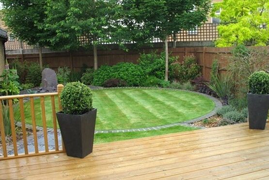 adorable-small-garden-ideas-wooden-deck-round-lawn-shrubs