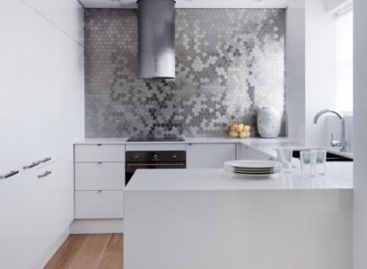 spectacular-kitchen-backsplash-ideas-modern-white-kitchen-stainless-steel-wall-tiles