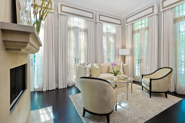 living room design white curtains-valance-ideas-white rug sofa