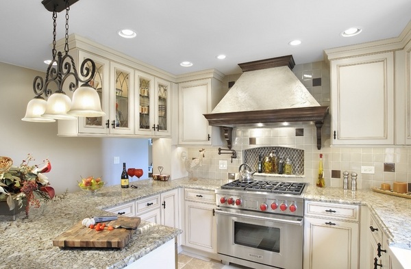 modern-kitchen-design-ideasSanta-Cecilia-granite-countertops-white-cabinets-recessed-lights