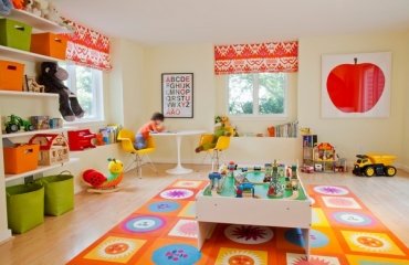 awesome-playroom-ideas-playroom-decoration-colorful-rug-window-valance