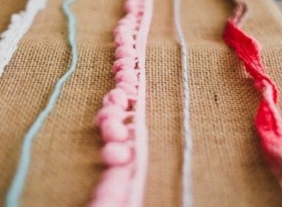 diy-table-runners-of-burlap-colored-yarn-homemade-table-decorations