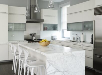 modern-white-marble-kitchen-countertop-bar-stools-pendant-lamp-kitchen-lighting-ideas