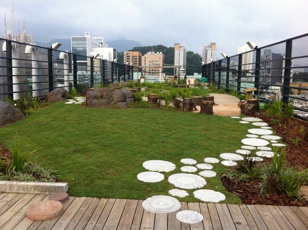 spectacular rooftop gardens wooden deck garden path lawn