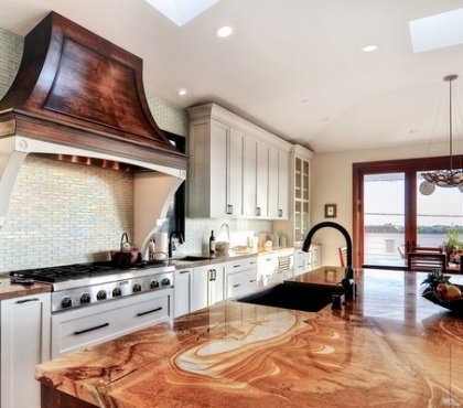 stunning-kitchen-design-sandstone-countertop-white-kitchen-cabinets-kitchen-lighting-ideas