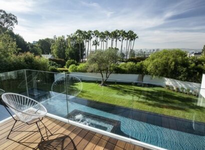 Balcony-railing-glass-transparent-balcony-ideas-wooden-floor