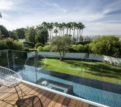 Balcony-railing-glass-transparent-balcony-ideas-wooden-floor