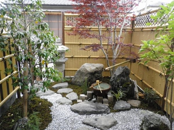 Japanese garden design patio bamboo fence garden rocks 