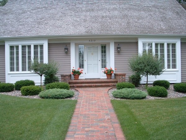 Landscaping ideas for small front yards easy symmetrical front garden lawn shrubs