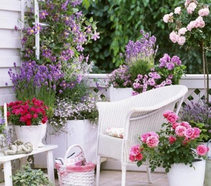 awesome-balcony-garden-ideas-white-flower-pots-blooming-flowers