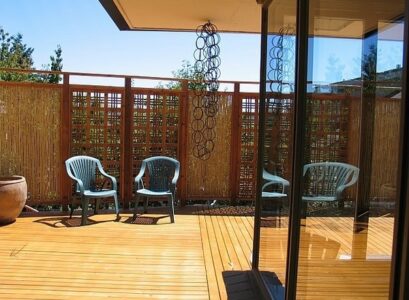 contemporary-home-fence-screening-patio-privacy-ideas