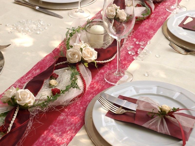 wedding table decoration ideas white tablecloth red table runner roses
