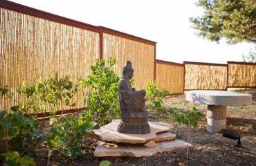 zen-garden-design-bamboo-fencing-panels-budha-statue