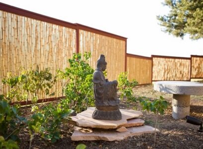 zen-garden-design-bamboo-fencing-panels-budha-statue