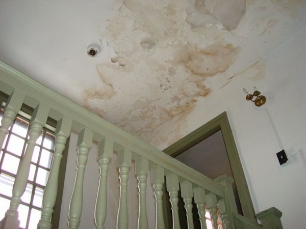 Ceiling water damage indications stains discoloration