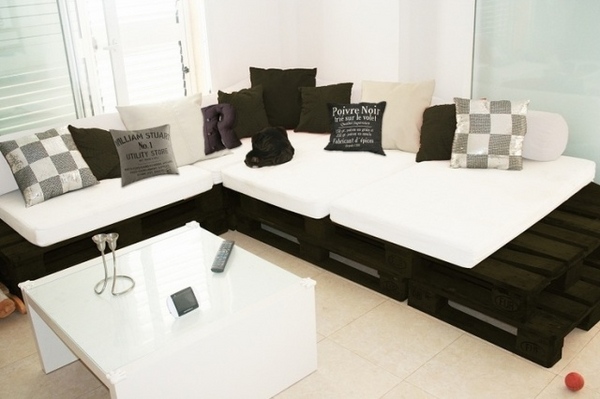 DIY-home-furniture-ideas-pallet-sofa black color white padding