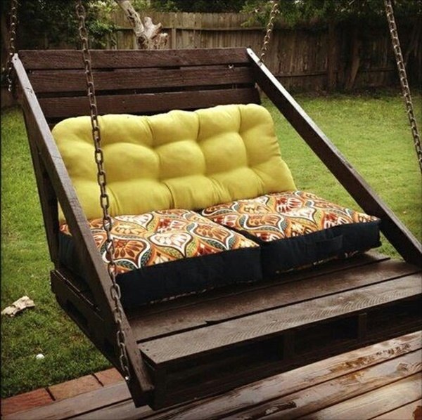 DIY-patio-furniture-with-wood-pallets-outdoor-swing-sofa