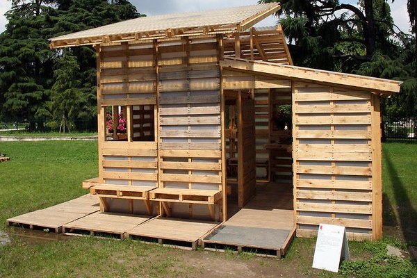 Pallet house plans and ideas – give new life to old wooden pallets