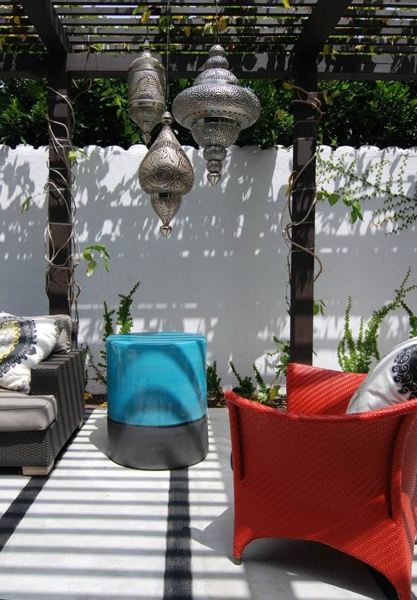 patio-decor-exotic-touch-Moroccan-lighting-lanterns