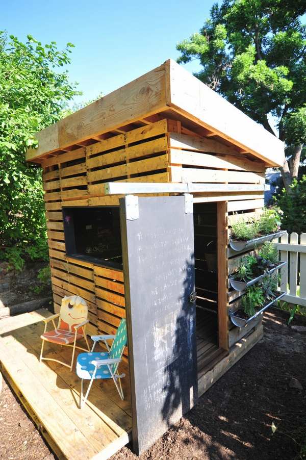 easy pallet playhouse idea barn door blackboard