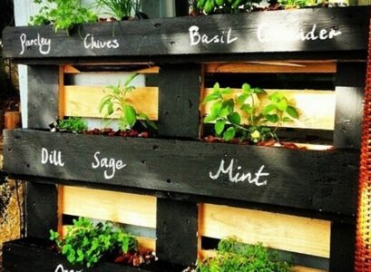labeled-pallet-herb-garden-DIY-vertical-garden-ideas-recycled-wood