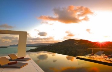luxury-rooftop-deck-ideas-sundeck-infinity-pool-modern-loungers