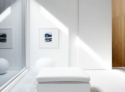 minimalist-interior-design-retangular-white-sofa-white-walls