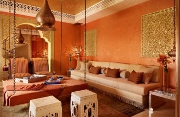 moroccan-living-room-design-ideas-bold-colors-unique-table-on-chains