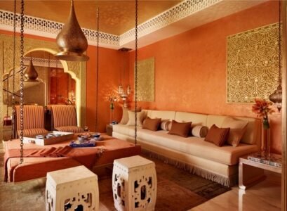 moroccan-living-room-design-ideas-bold-colors-unique-table-on-chains