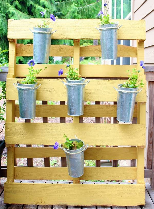 Space saving and practical ideas for a lovely pallet herb ...