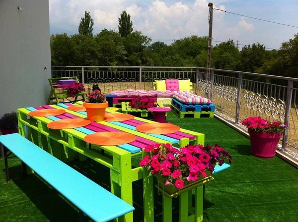pallet-picnic-table-balcony-furniture-ideas-DIY-outdoor-furniture