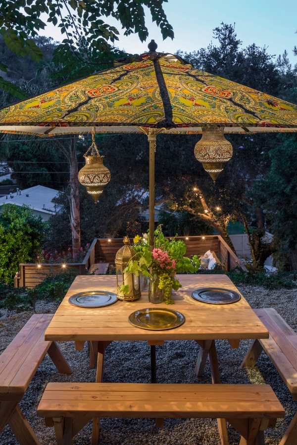 patio-lighting-ideas-Moroccan-lanterns-hanging-lanterns