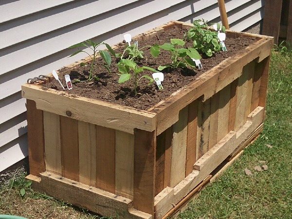 raised garden beds pallet wood DIY garden furniture