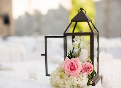 romantic-table-decoration-ideas-lantern-centerpiece-fresh-flowers