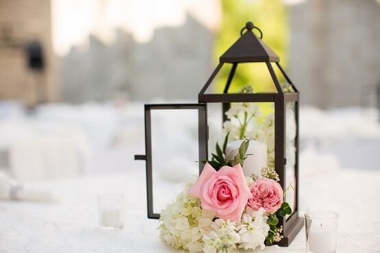romantic-table-decoration-ideas-lantern-centerpiece-fresh-flowers