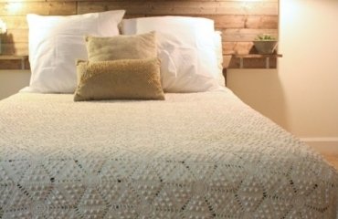 rustic-bedroom-interior-pallet-headboard-ideas-basket-lamp