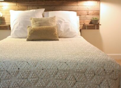 rustic-bedroom-interior-pallet-headboard-ideas-basket-lamp