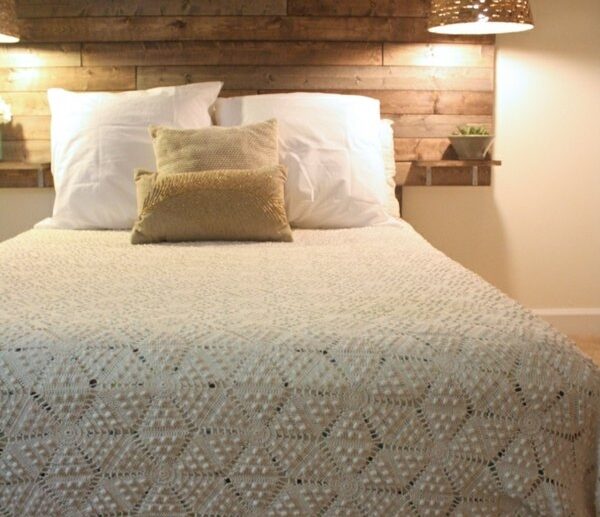 rustic-bedroom-interior-pallet-headboard-ideas-basket-lamp