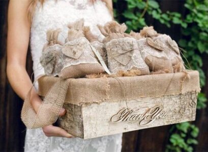 rustic-wedding-favors-burlap-bags-rustic-wedding-decor-ideas