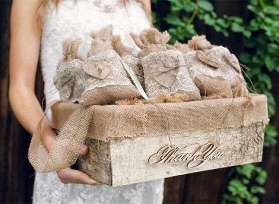 rustic-wedding-favors-burlap-bags-rustic-wedding-decor-ideas