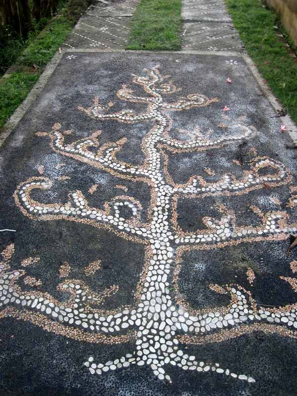 unique-garden-paths-pebbles-concrete-tree-patterns