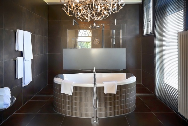 Bathroom design ideas dark floor round tub chandelier
