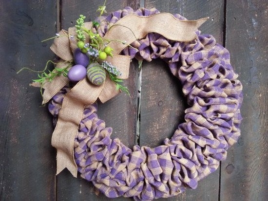 DIY burlap wreath ideas spring Easter purple green Easter eggs 