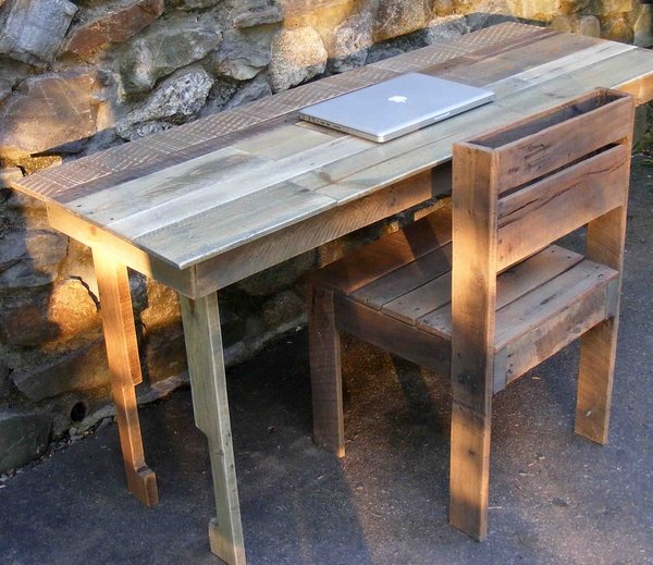 DIY-furniture-pallet-furniture-ideae-how-to-build-a-desk-from-wooden-pallets