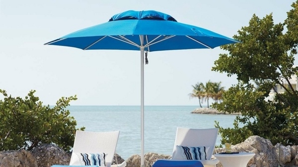 Garden design ideas blue color umbrella pool sun protection